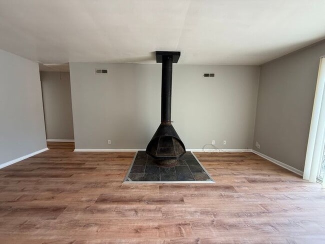 Building Photo - Fabulous Renovation!! Hermitage 1 Level Co...
