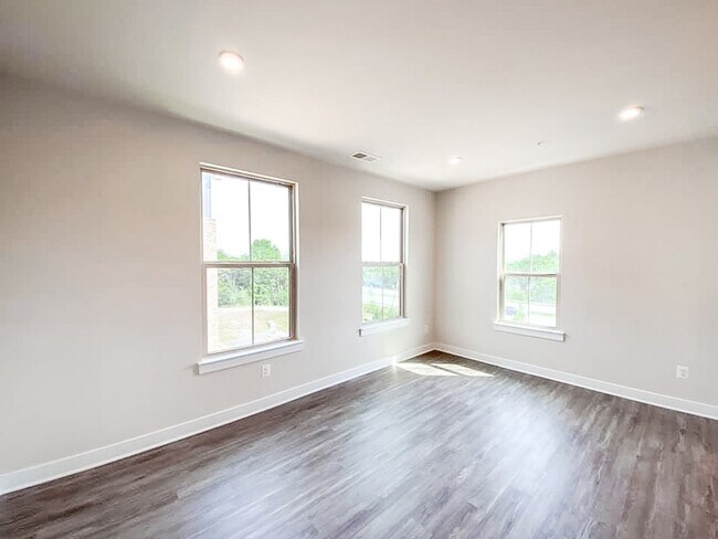 Building Photo - Immaculate & Stunning 3 Bedroom 2.5 Bathroom Brick, End-Unit Condo Style Townhome In Luxurious An...