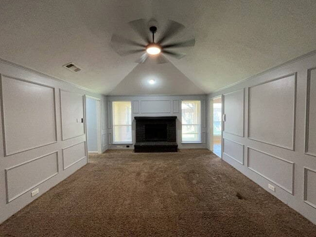 Building Photo - 818 Summit Dr