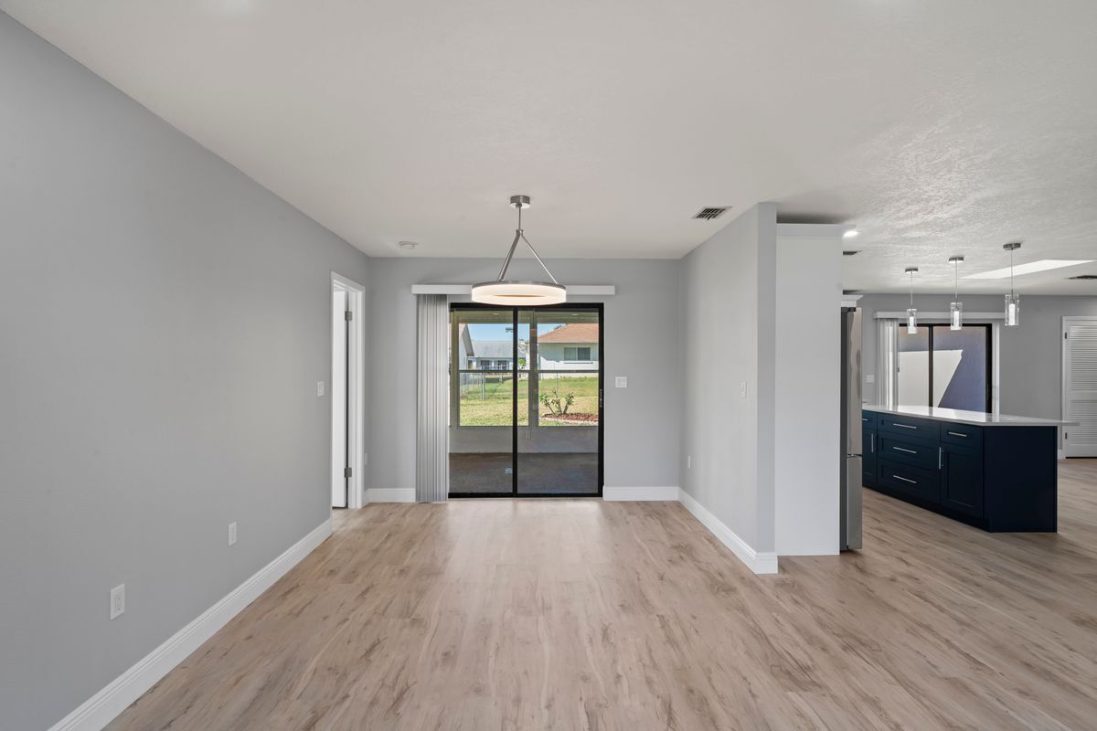 Building Photo - 8312 Roxboro Dr