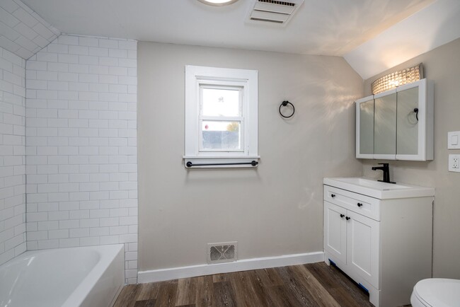 Building Photo - 2 Bedroom 1 Bath South Wedge, 1st floor la...