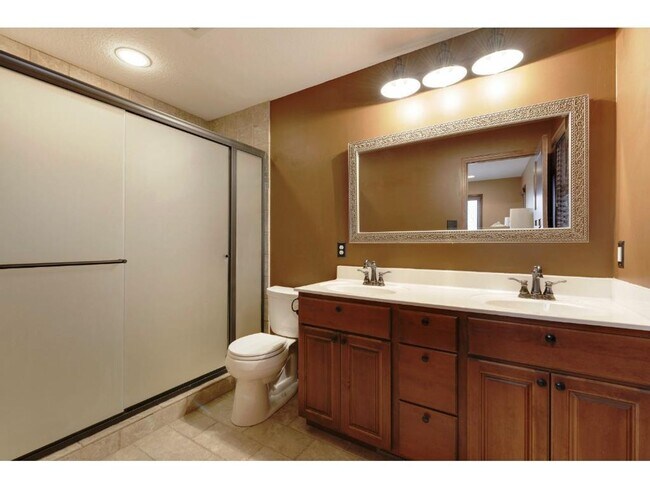 Building Photo - Woodbury, Stylish & Spacious Home Near Sho...