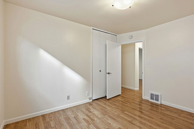 Building Photo - Spacious Three Bedroom Home in Forest Knol...