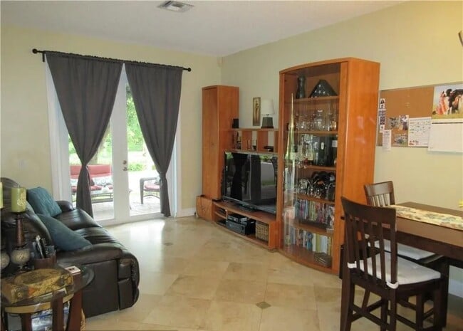 Building Photo - 9748 NW 1st Manor