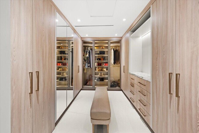 Building Photo - 1313 E Lake Dr