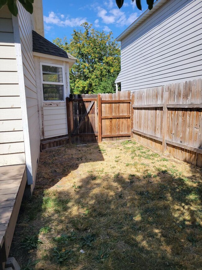 Building Photo - Newly remodeled 2 Bed, 2 Bath Duplex with ...