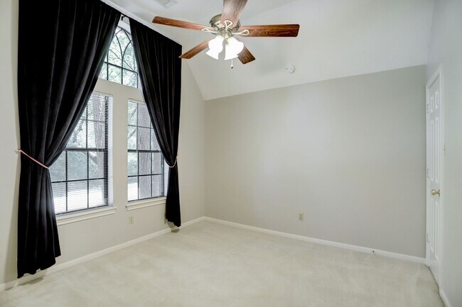 Building Photo - Beautiful 4 Bedroom 3 Bathroom Home Locate...