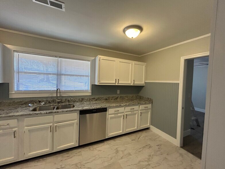 Building Photo - 600 Villard Dr