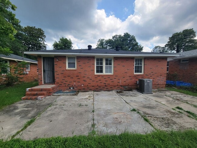 Building Photo - 2111 Dyer St