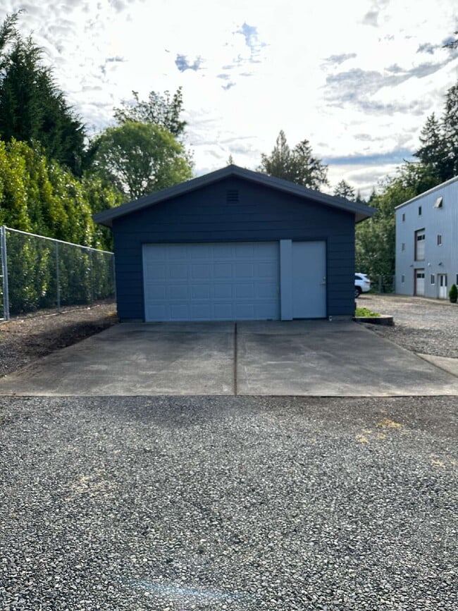 Building Photo - 3 Bed 2 Bath West Linn Property w/large yard