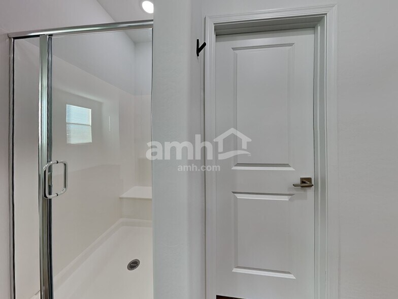 Building Photo - 781 S 150th Dr