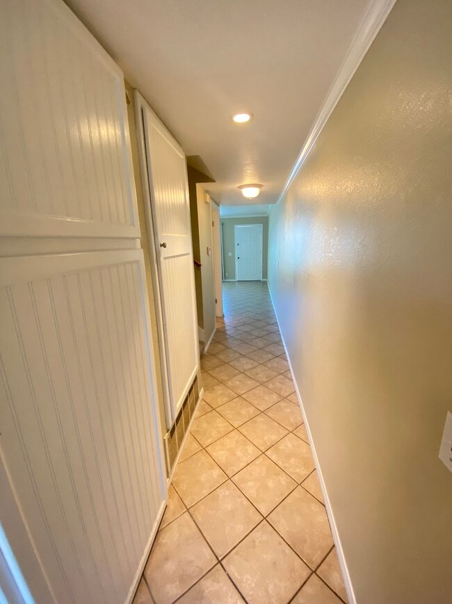 Building Photo - Two Bedroom Huntington Beach Townhouse w/ ...