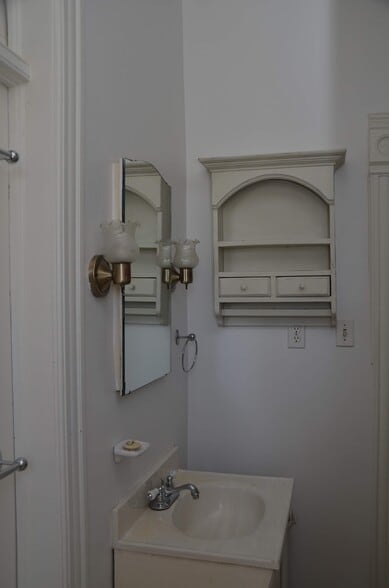 bathroom - 1709 Pine St