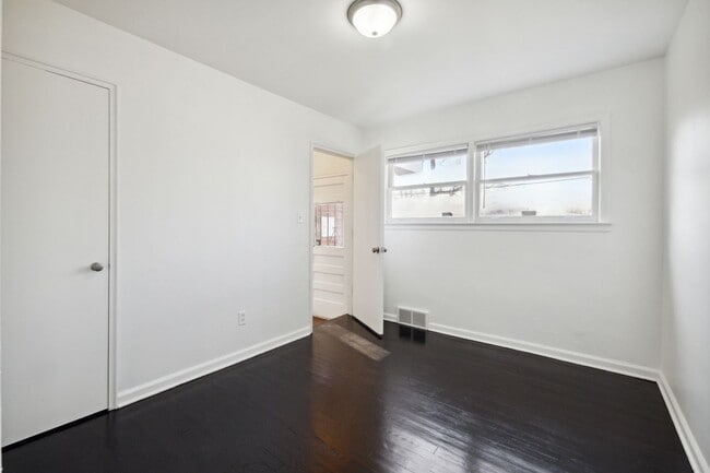Building Photo - 3 Bedroom 1 Bath $1200