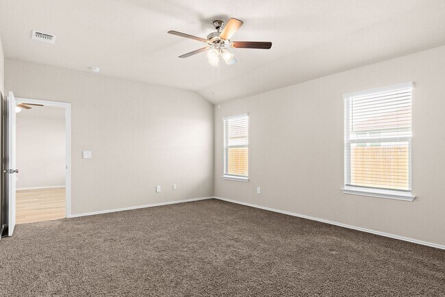 Building Photo - 4 bedroom 2 bath in Creekside Hills with Pool Access