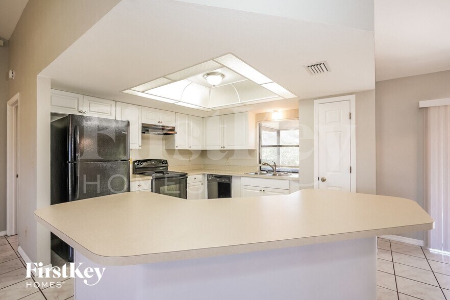 Building Photo - 3325 SW 6th Ave