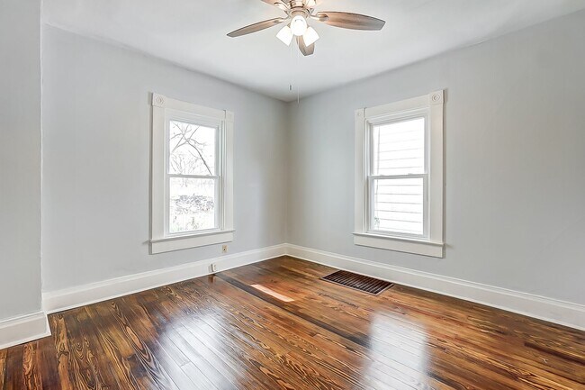 Building Photo - 2 Bed in Dayton- MOVE IN SPECIAL! Second Month Free if Moved in by April 15th!