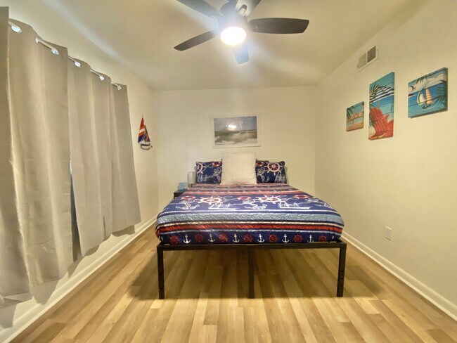 Building Photo - Newly remodeled 3 bed 2 bath now available (furniture incl.)