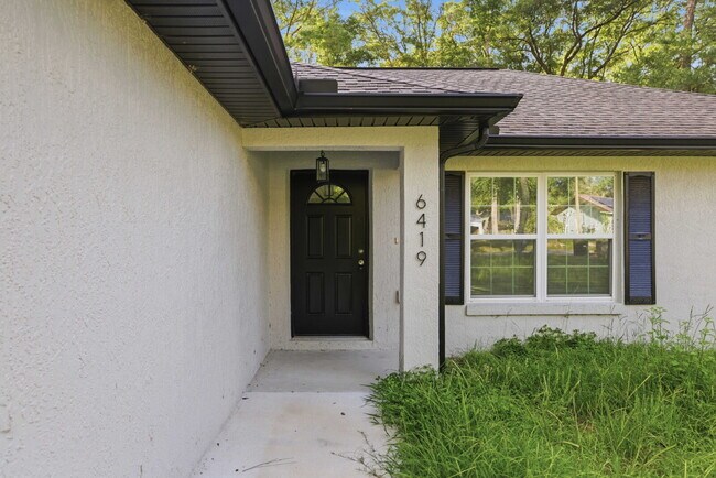 Building Photo - Available Now! Tastefully Designed 3 Bed, 2 Bath Home