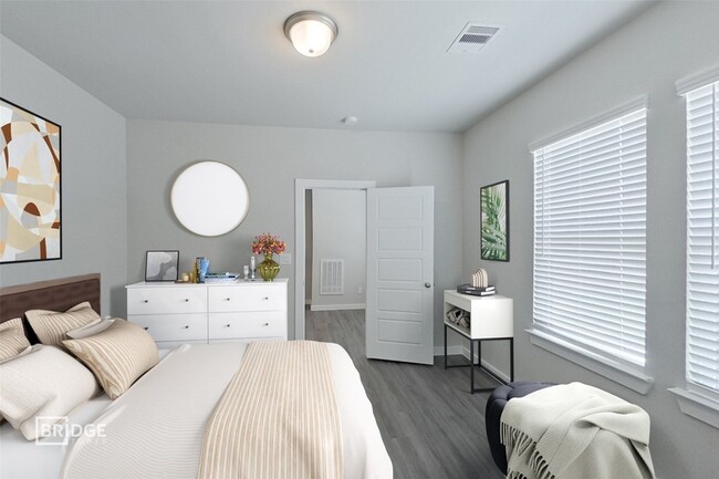 Building Photo - 335 Huisache St