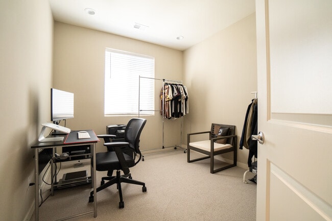 Building Photo - 2516 S Escondido Blvd