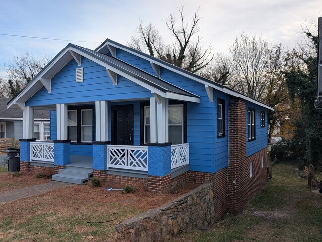 Building Photo - 1614 E 1st St