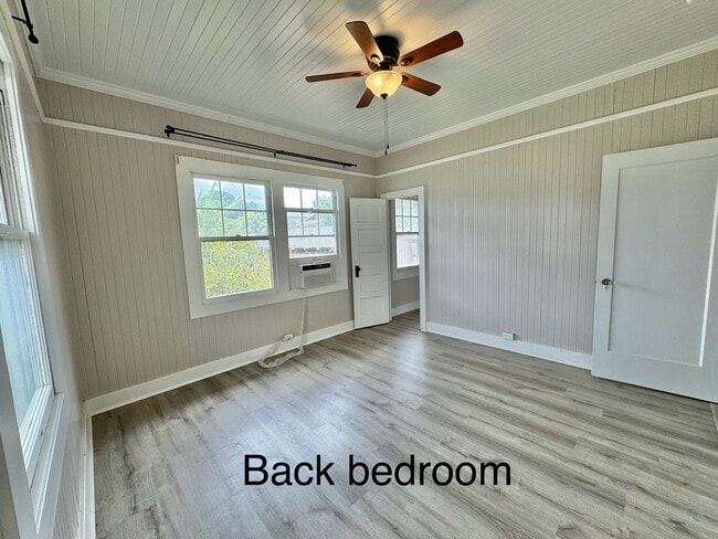 Building Photo - Charming detached single family Kaimuki 3 bdrm, 1 bath home on level lot
