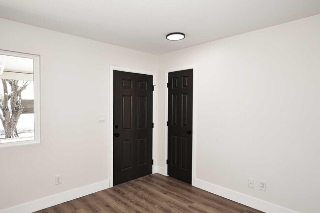 Building Photo - 10537 W La Jolla Dr