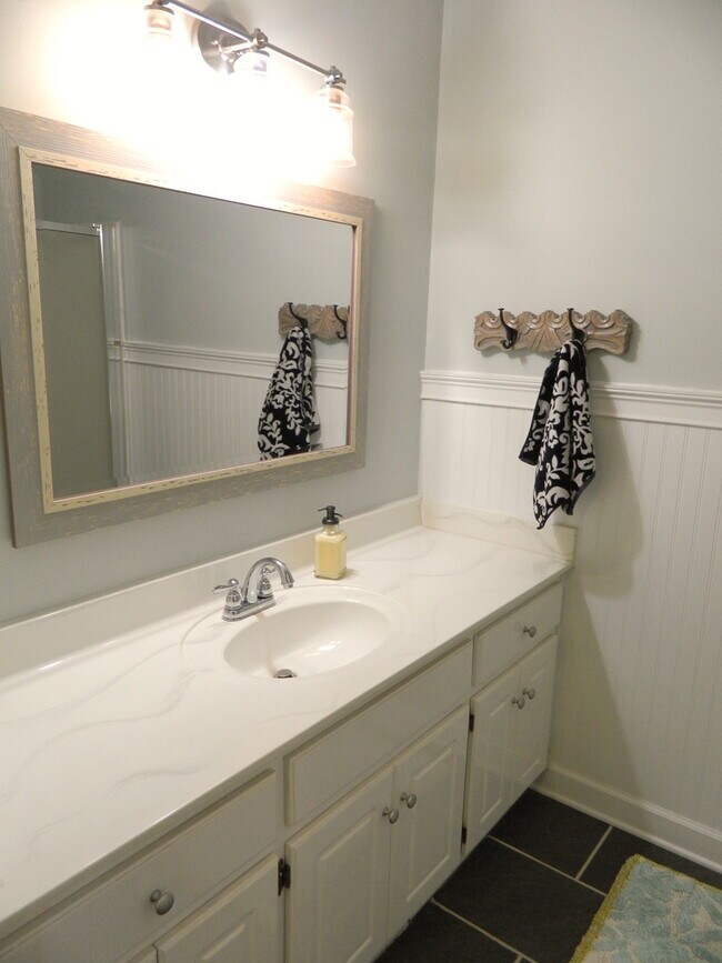 Building Photo - 744 McClure Dr