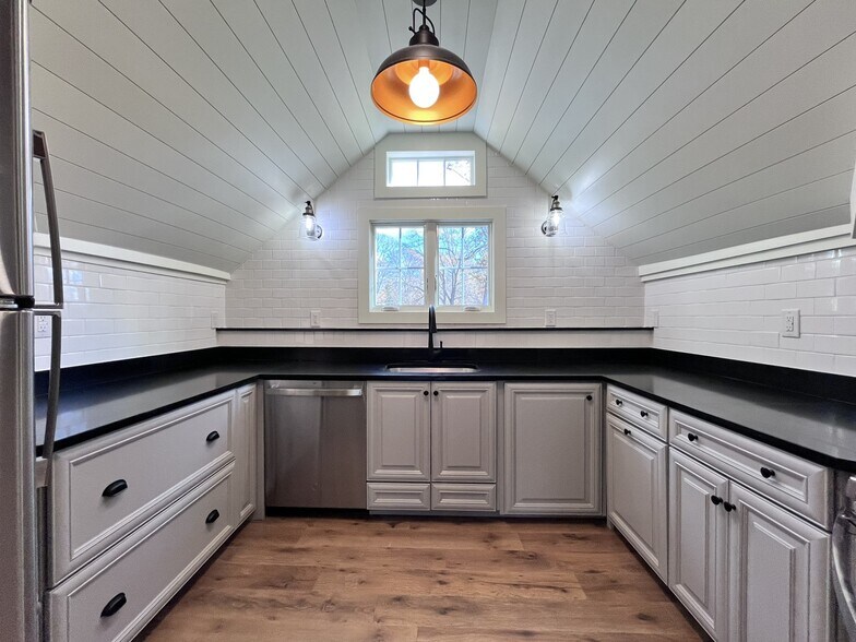 Building Photo - 2614 Boston Post Rd