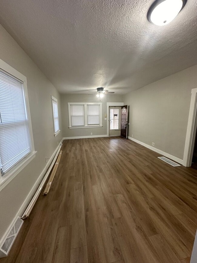 Building Photo - 2 Bed /1 Bath Bungalow