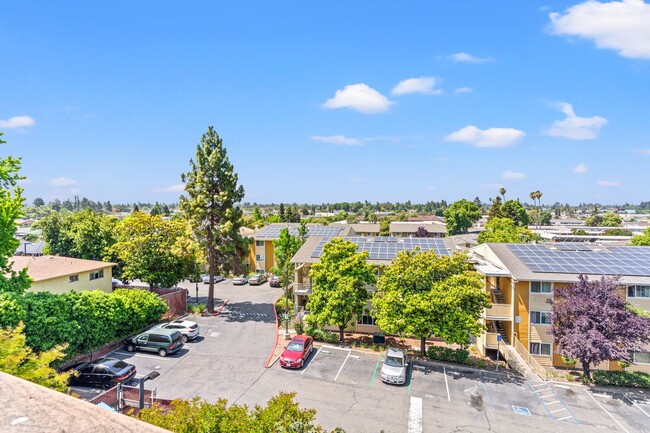 Building Photo - Spacious 2 Bed, 2.5 Bath Townhouse in Gate...