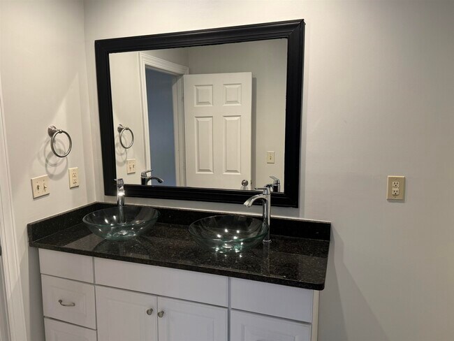 Building Photo - 193 Alexander St