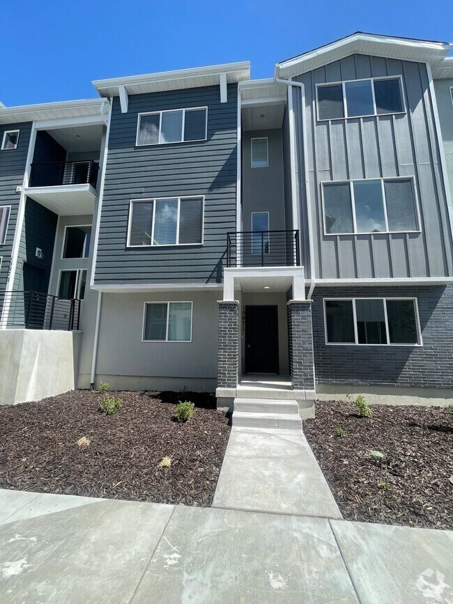Building Photo - Beautiful New Townhome for Rent in Bluffdale!