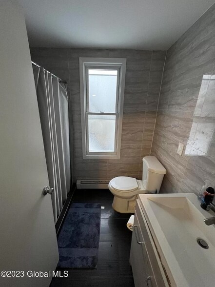 Building Photo - 423 Hudson Ave