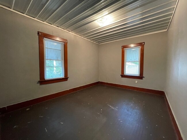 Building Photo - 1094 E Clay St