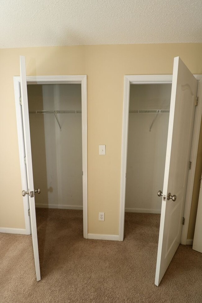 Building Photo - 2 BEDROOM, 2 1/2 BATH TRIPLEX CLOSE TO HON...