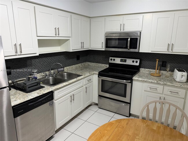 Building Photo - 400 Kings Point Dr