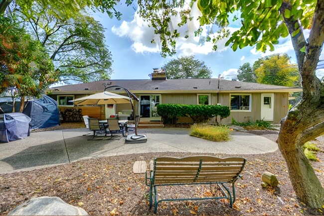 Building Photo - 2820 St James Ln