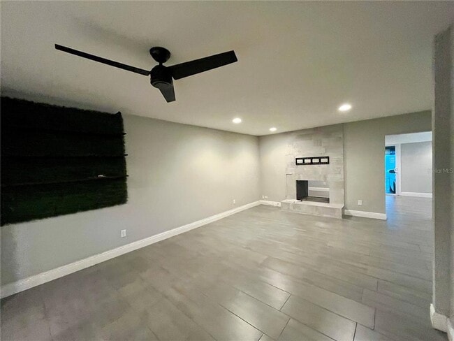 Building Photo - 727 N Himes Ave