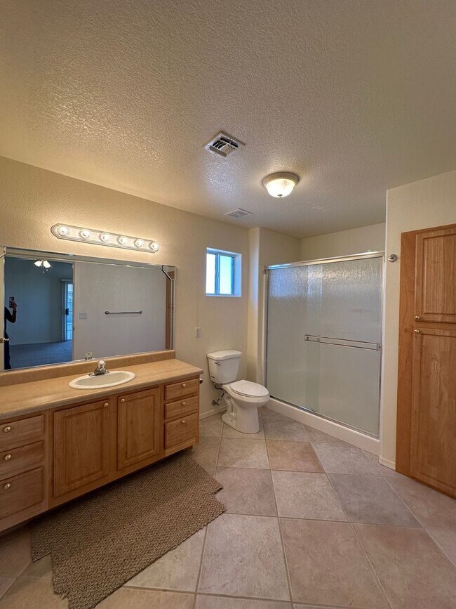 Building Photo - Beautiful 3 Bed / 2 Bath Home Backing to Cerbat Cliffs Golf Course!