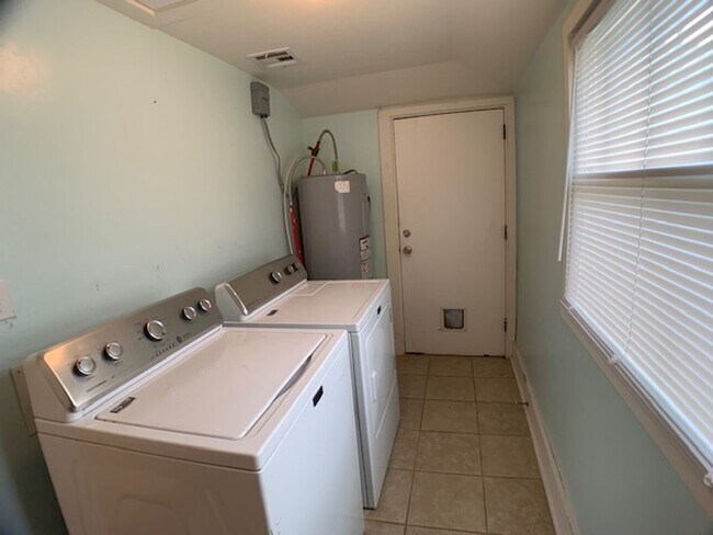 Building Photo - Edmond 3 bed 1 1/2 bath close to UCO