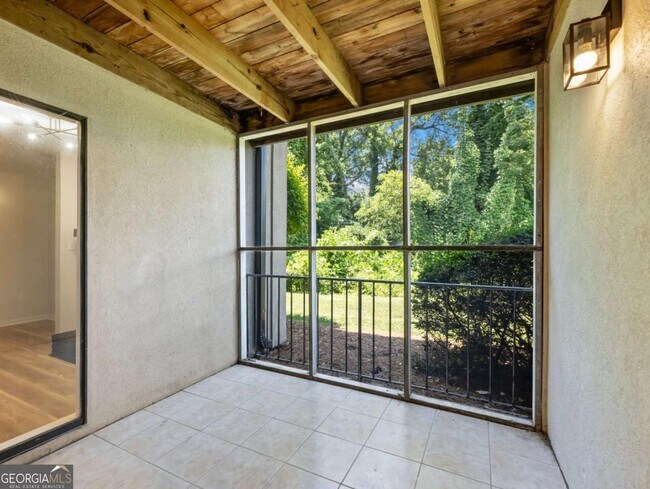 Building Photo - 605 Candler St