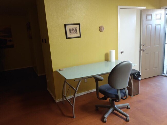 Building Photo - 1327 E Pierce St