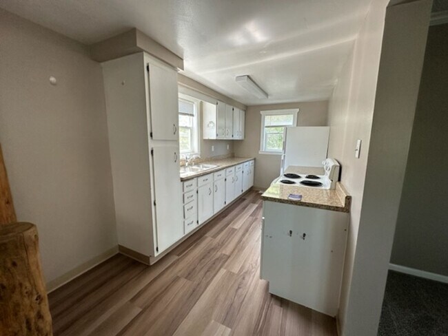 Building Photo - Three Bedroom / One Bathroom Townhome