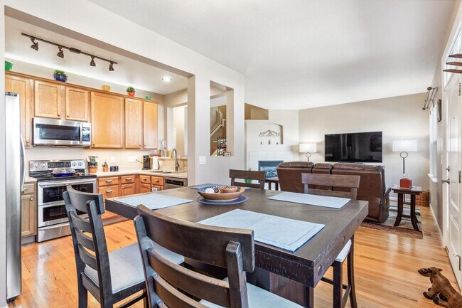Building Photo - 3 Bedroom, 3 Bth Townhome with 2 Car Garage