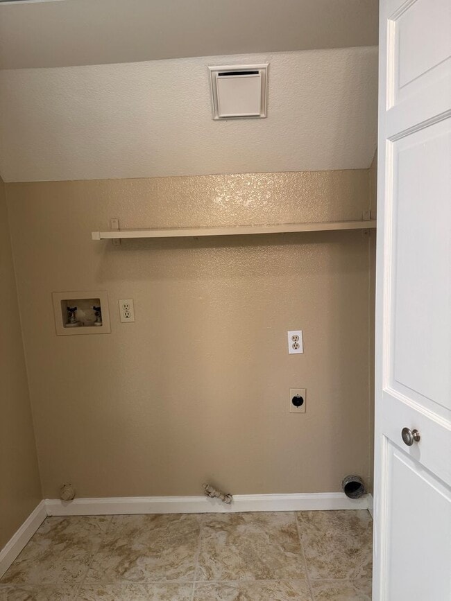 Building Photo - New carpet and paint!