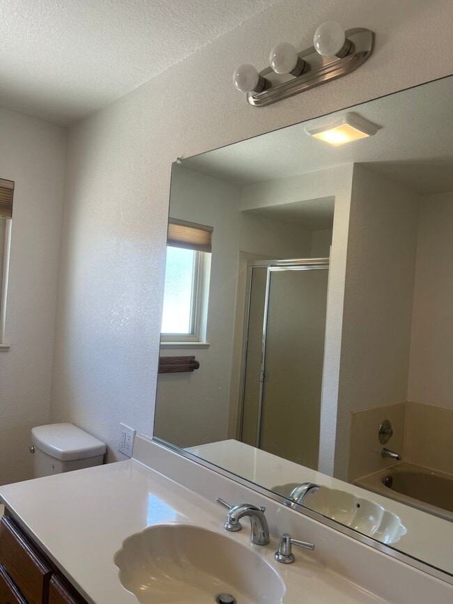 Building Photo - 142 Hillview Dr