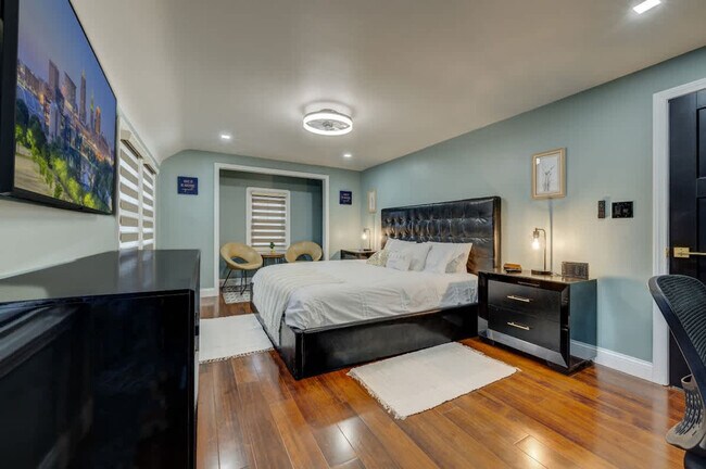 Building Photo - 3855 Grosvenor Rd