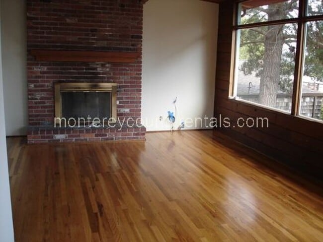 Building Photo - Enjoy this great home with dramatic bay views